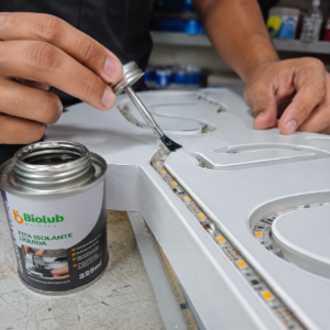 Fita isolante líquida para isolar, impermeabilizar e proteger conexões elétricas contra umidade e corrosão.